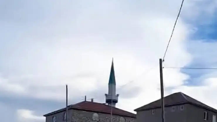 Yıldırım düşmesi faciaya yol açtı: Cami hasar gördü