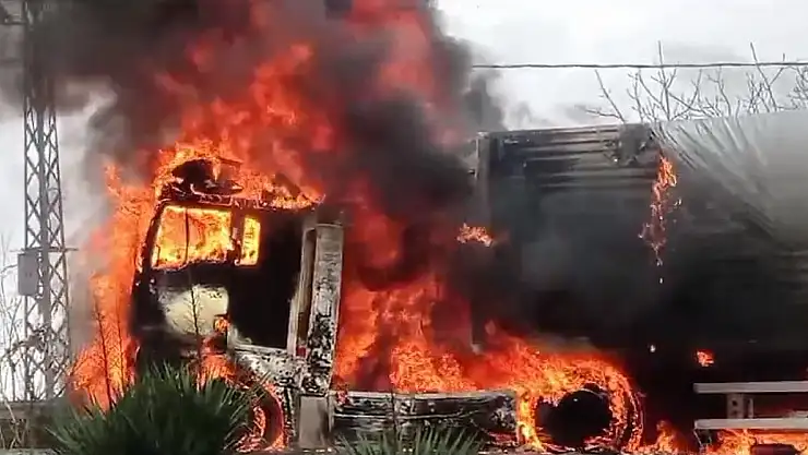 Yol kenarına bırakılan tır alev alev yandı