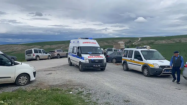 Yol kenarındaki arabada ölü olarak bulundu