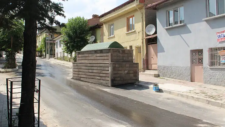 Yol ortasında bulunan türbesi görenleri hayrete düşürüyor: Eserinin bir nüshası da Konya'da bulunuyor!