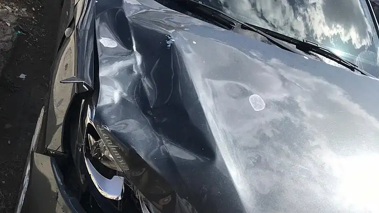 Yola çıkan topunu almaya çalışan çocuğa otomobil çarptı