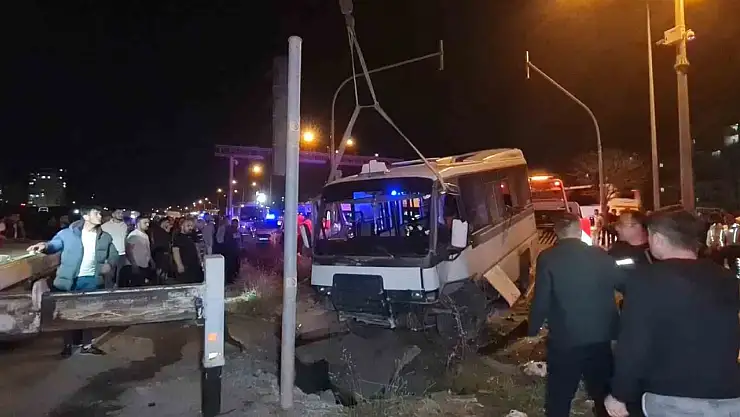 Yolcu minibüsü ile otomobil çarpıştı: 22 yaralı