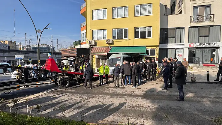 Yolcu otobüse kuaför dükkanına daldı: 3 yaralı!