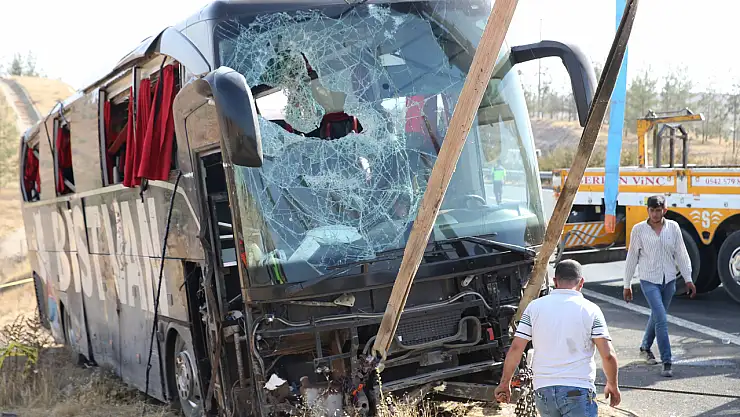 Yolcu otobüsü devrildi: 27 kişi yaralandı