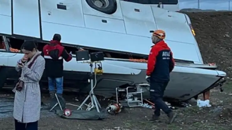 Yolcu otobüsü devrildi: Çok sayıda ölü ve yaralı var!
