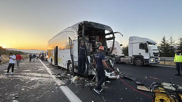 Yolcu otobüsü ile kamyon çarpıştı: 1 ölü, 10 yaralı