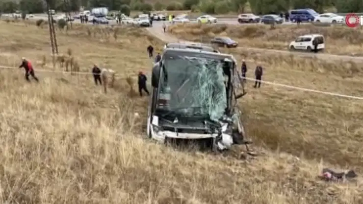 Yolcu otobüsü ile tır çarpıştı: Çok sayıda yaralı var!