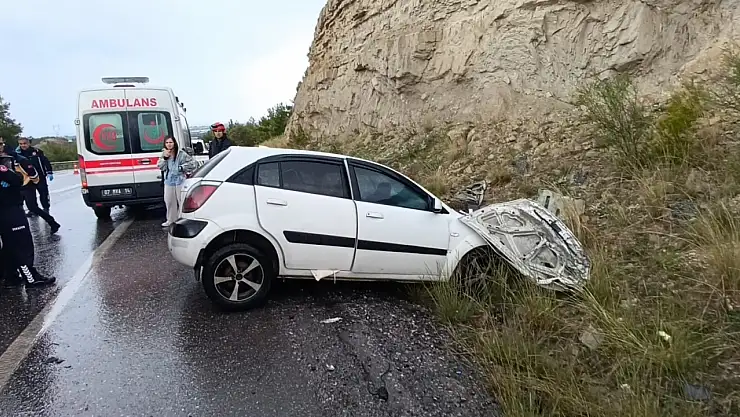 Yolcu otobüsü otomobille çarpıştı: Aynı aileden 2 kişi hayatını kaybetti