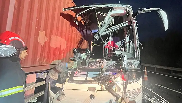 Yolcu otobüsü, otoyolda TIR'a çarptı! 6 ölü, 11 yaralı