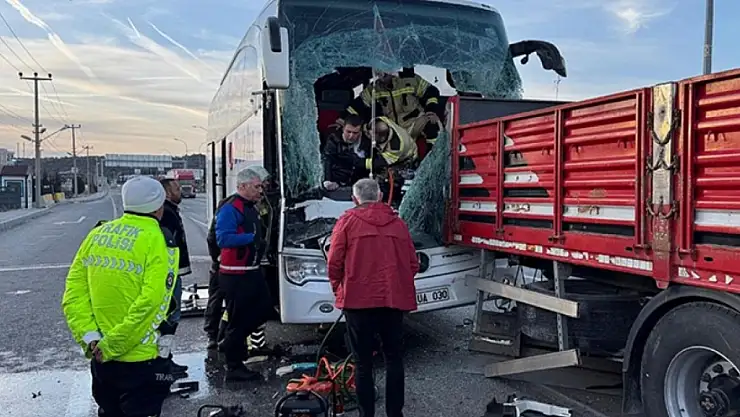 Yolcu otobüsü tıra çarptı: Çok sayıda yaralı var!