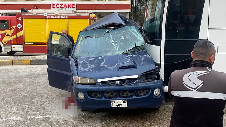 Yolcu otobüsüyle hafif ticari araç çarpıştı 1 kişi hayatını kaybetti