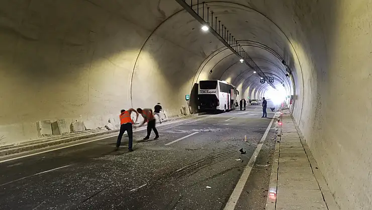 Yolcu otobüsüyle traktör çarpıştı: 1 kişi yaralandı