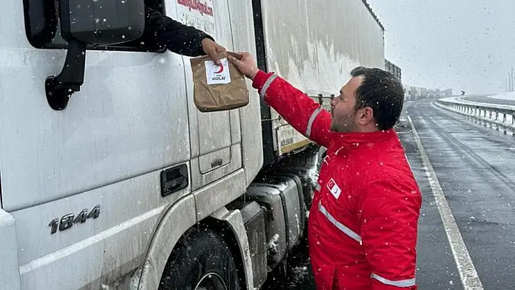 Yolda kalanların imdadına Kızılay yetişti!