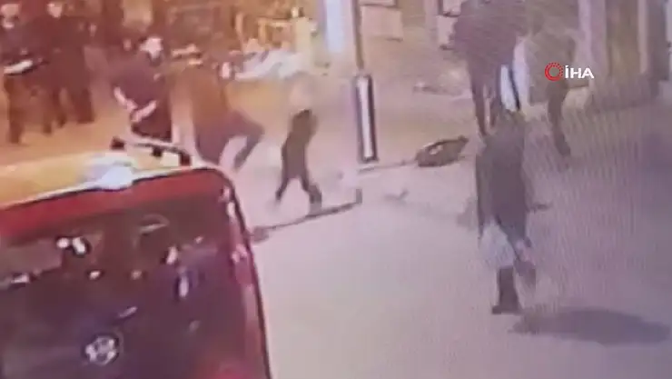 Yolda yürürken birden kavga etmeye başladılar