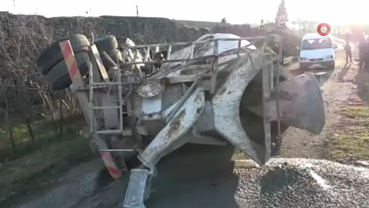 Yoldan çıkan beton mikseri hurdaya döndü: 1 yaralı