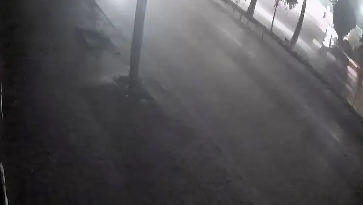 Yolu geçmeye çalışırken 2 otomobilin altında kaldı