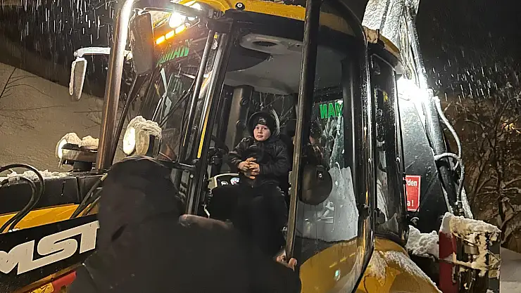 Yolu kapanan köyde rahatsızlanan çocuk hastaneye ulaştırıldı