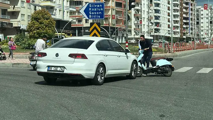 Yolu karıştırıp motosiklete çarptı