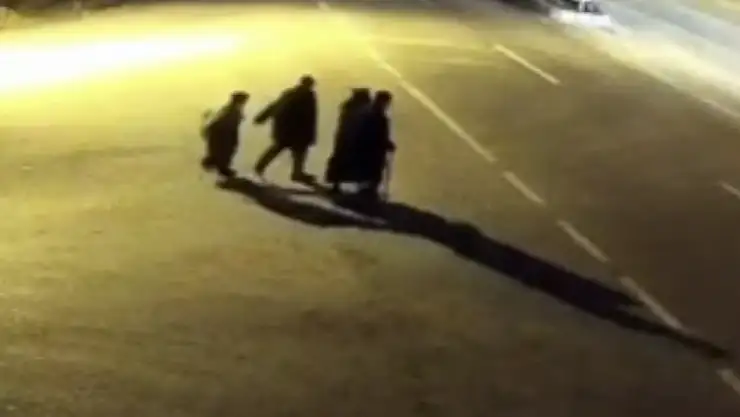 Yolun karşısına geçmeye çalışan yayalara otomobil çarptı: 3 ölü!