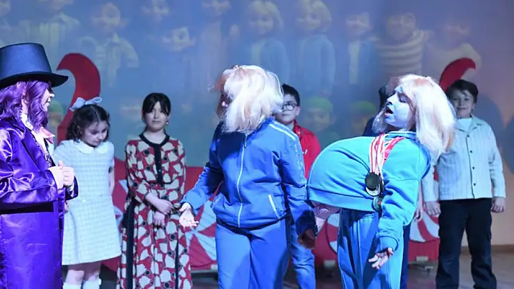 Yöntem Koleji'nden İngilizce Tiyatroya Sanatsal Dokunuş: 'Charlie'nin Çikolata Fabrikası' Sahnelendi