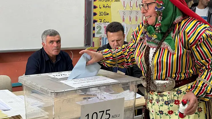 Yöresel kıyafetlerle oy kullandılar!