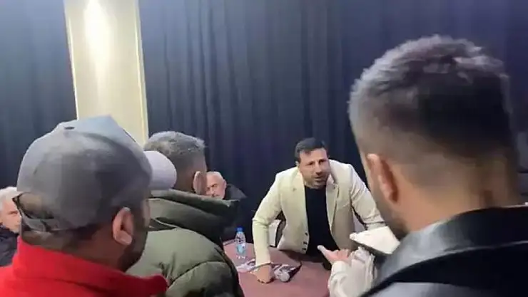 YRP adayı türkücü Davut Güloğlu vatandaşa mikrofon fırlattı: 'Seni buraya tuttular da mı gönderdiler' 