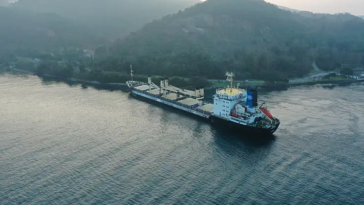 Yük gemisi İstanbul Boğazı'nda karaya oturdu