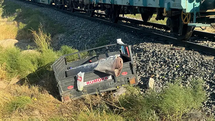 Yük treni araca çarptı, 3 kişi hayatını kaybetti