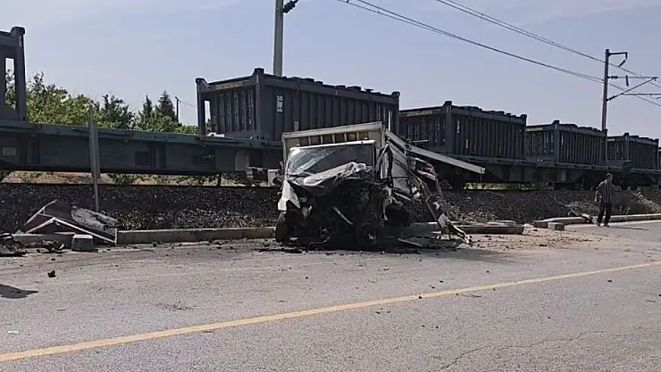 Yük treni pikapla çarpıştı