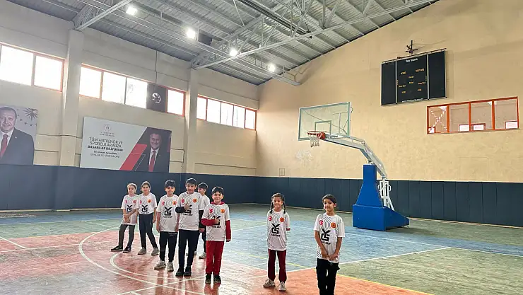 Yunak'ta geleneksel çocuk oyunları turnuvası heyecanı