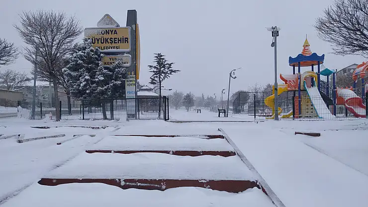 Yunak'ta kar yağışı etkili oldu