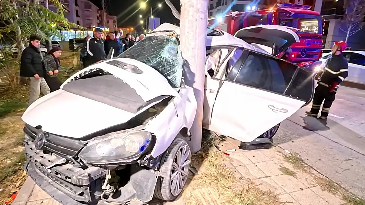 Yürekler ağızlara geldi: Otomobil direğe saplandı, 2 kişi ağır yaralandı