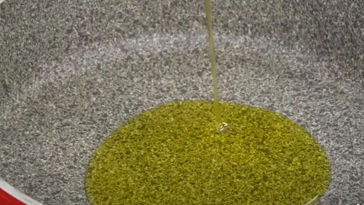 Zeytinyağında az bilinen yanlış Böyle tüketmeyle hep hata etmişiz. Besin değeri ölüyor