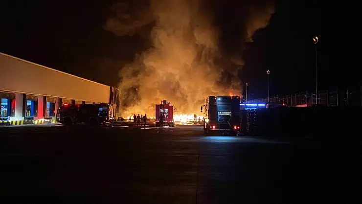 Zincir marketin deposunda büyük yangın