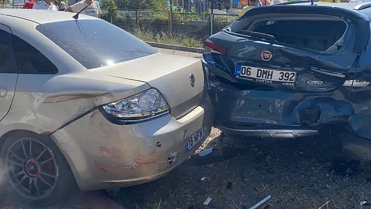 Zincirleme trafik kazası: 5 araç birbirine girdi