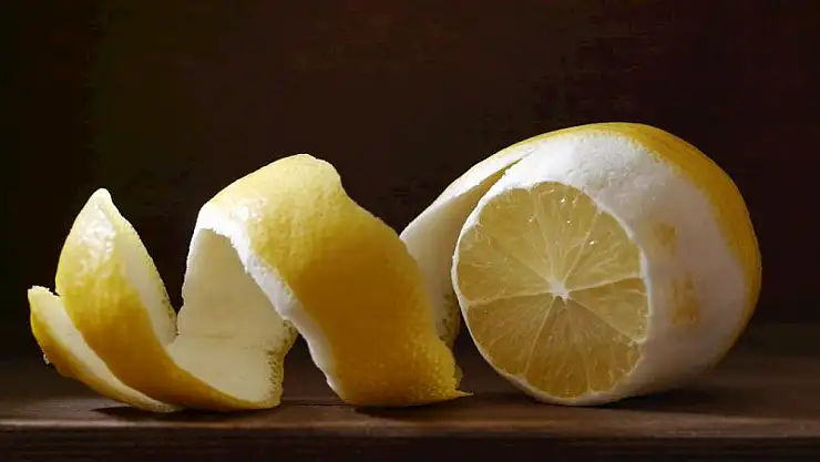 Ziyan etmeyin! Limon kabuğu evdeki en doğal yardımcınız olabilir