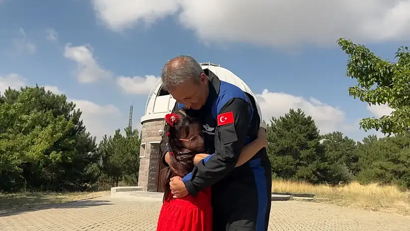 10 yaşındaki minik kızın hayali gerçek oldu: Kapıda onu görünce gözyaşlarına hakim olamadı!