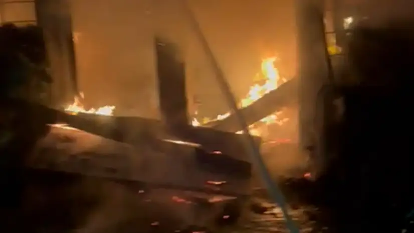 3 katlı binanın kömürlüğünde yangın paniği