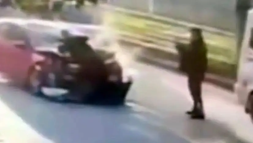 Akılalmaz olay: Araçla çarptığı polis memurunun fotoğrafını çekip sosyal medyada paylaştı