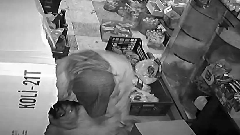 Boğazına dayanan bıçak atkıya takıldı: Küçük hüda yaşama tutundu