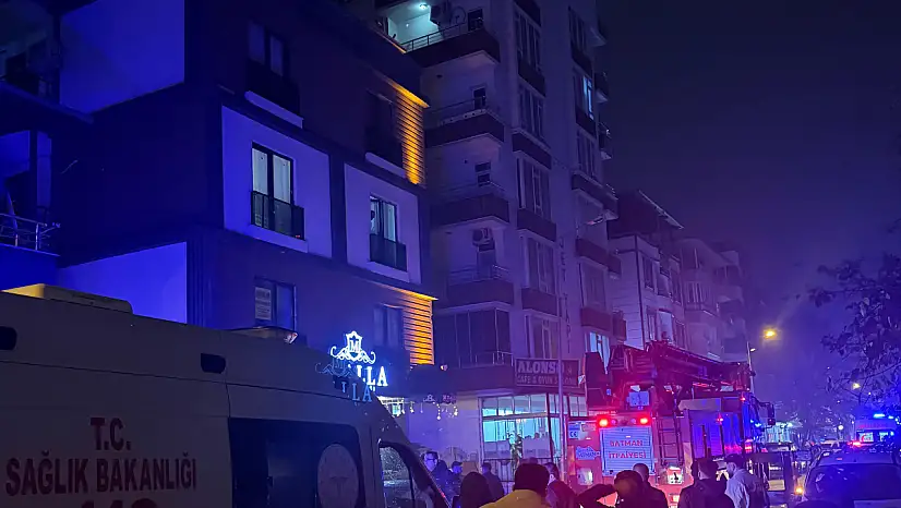 Cinnet getirip evinin eşyalarını sokağa fırlattı