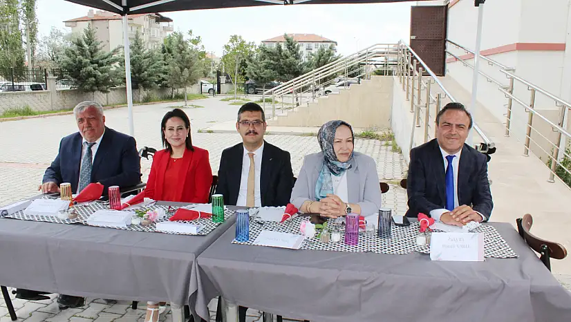 Çocukluğu Konya'da şifa arayarak geçti, başarısıyla Türkiye derecesi yaptı