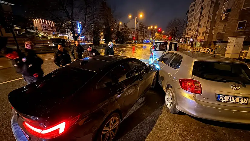 Direksiyon başında sızıp kaza yaptı, 3 saatlik uğraştan sonra cam kırılarak uyandırıldı