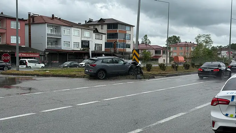 Düğün yolu kabusa döndü! Kaygan zeminde kazayı beraberinde getirdi