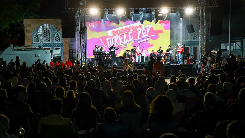 Ecdat Parkı'nda 2000'ler rüzgarı: Selçuklu'da unutulmaz pop gecesi!