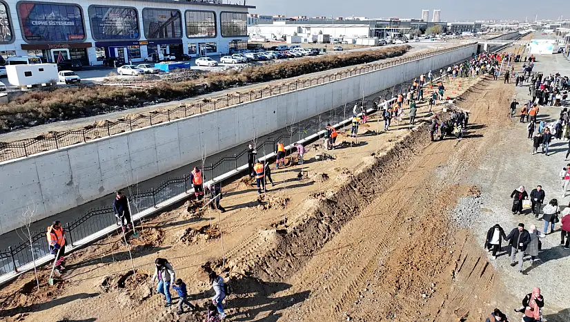 Engeller Konya'da aşıldı: Öğrenciler geleceğe fidan bıraktı