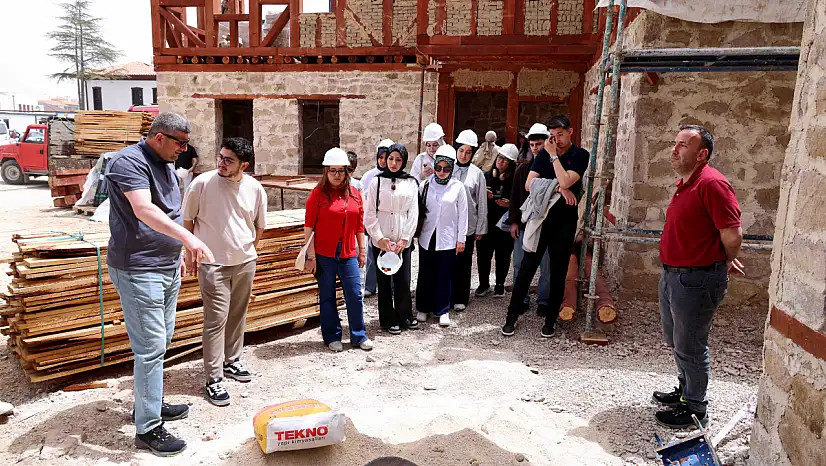 Geleceğin mimarları Konya'da Arasta'yı mercek altına aldı