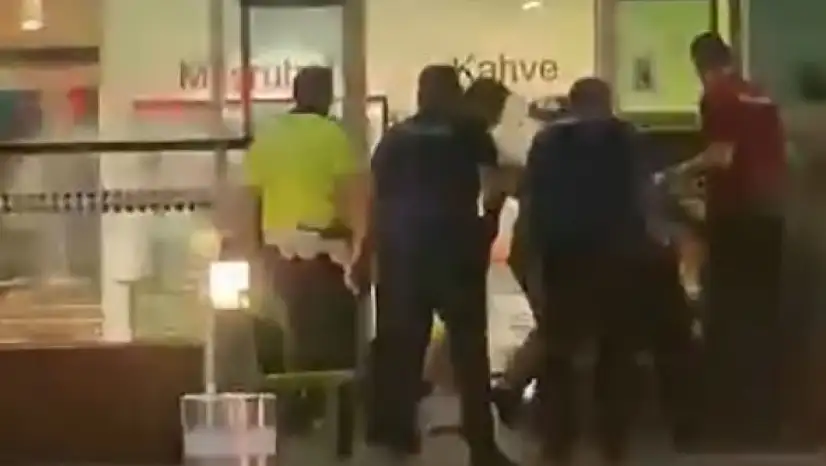 Havalimanında bıçaklı saldırı! 1'i komiser 4 polis yaralı