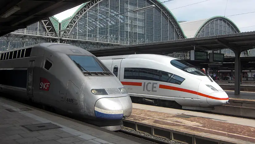 Hızlı tren askeri kamyon ile çarpıştı: 1 ölü, 27 yaralı