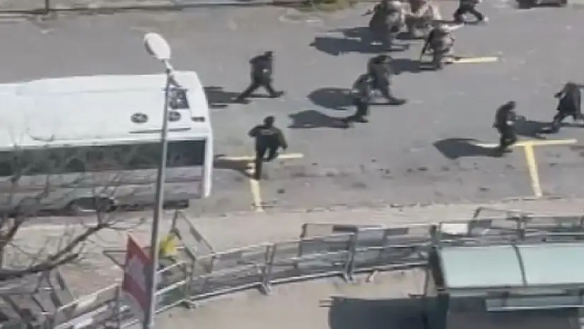 Konsolosluk yakınında silahlı çatışma: 2 polis yaralı, 3 şüpheli etkisiz hale getirildi